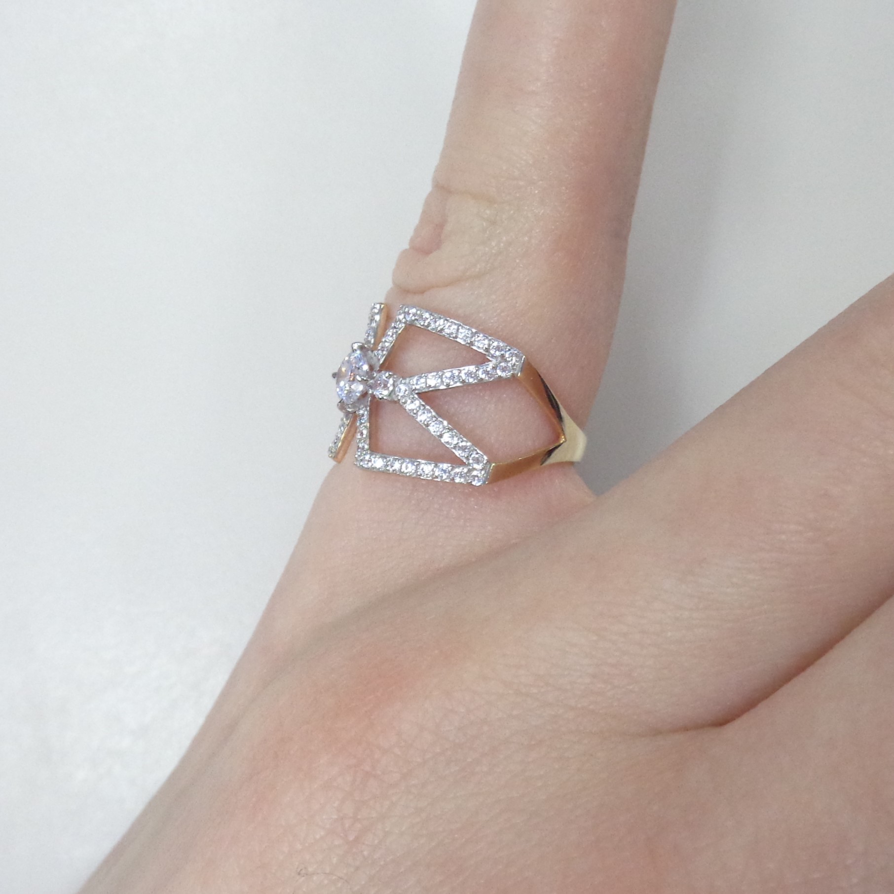 Золотое кольцо 585 пробы; родий; вставки 73 Фианит бесцв.;